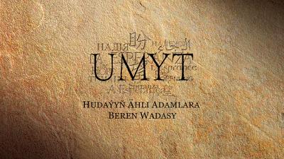 Qumreng diwar fonunda uly harplar bilen “UMYT” ýazgy tekst grafiki